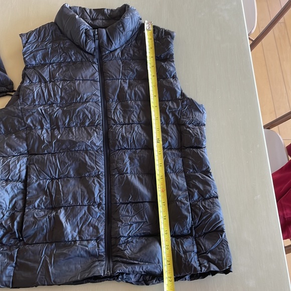Uniqlo puffer vest jacket - Picture 4 of 5